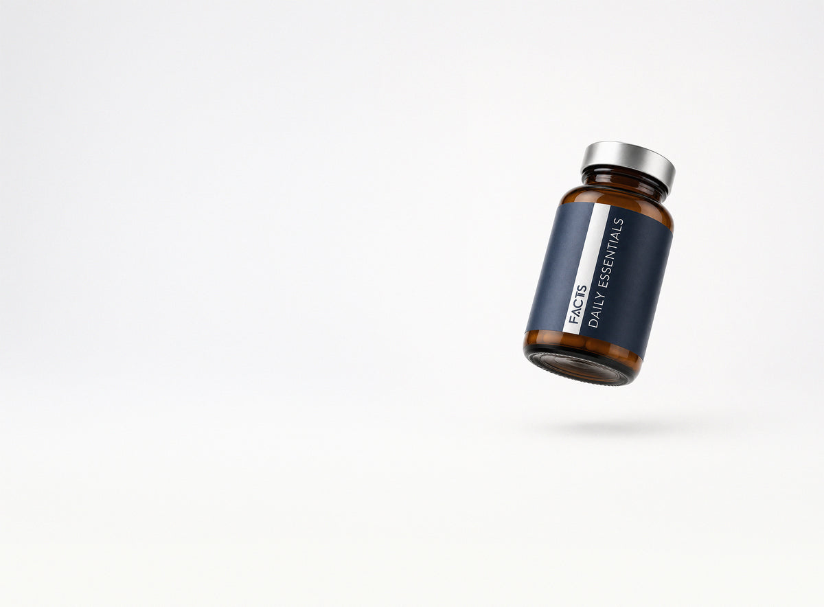 Daily Essentials: Braunglas-Flasche schwebend, Studiolicht