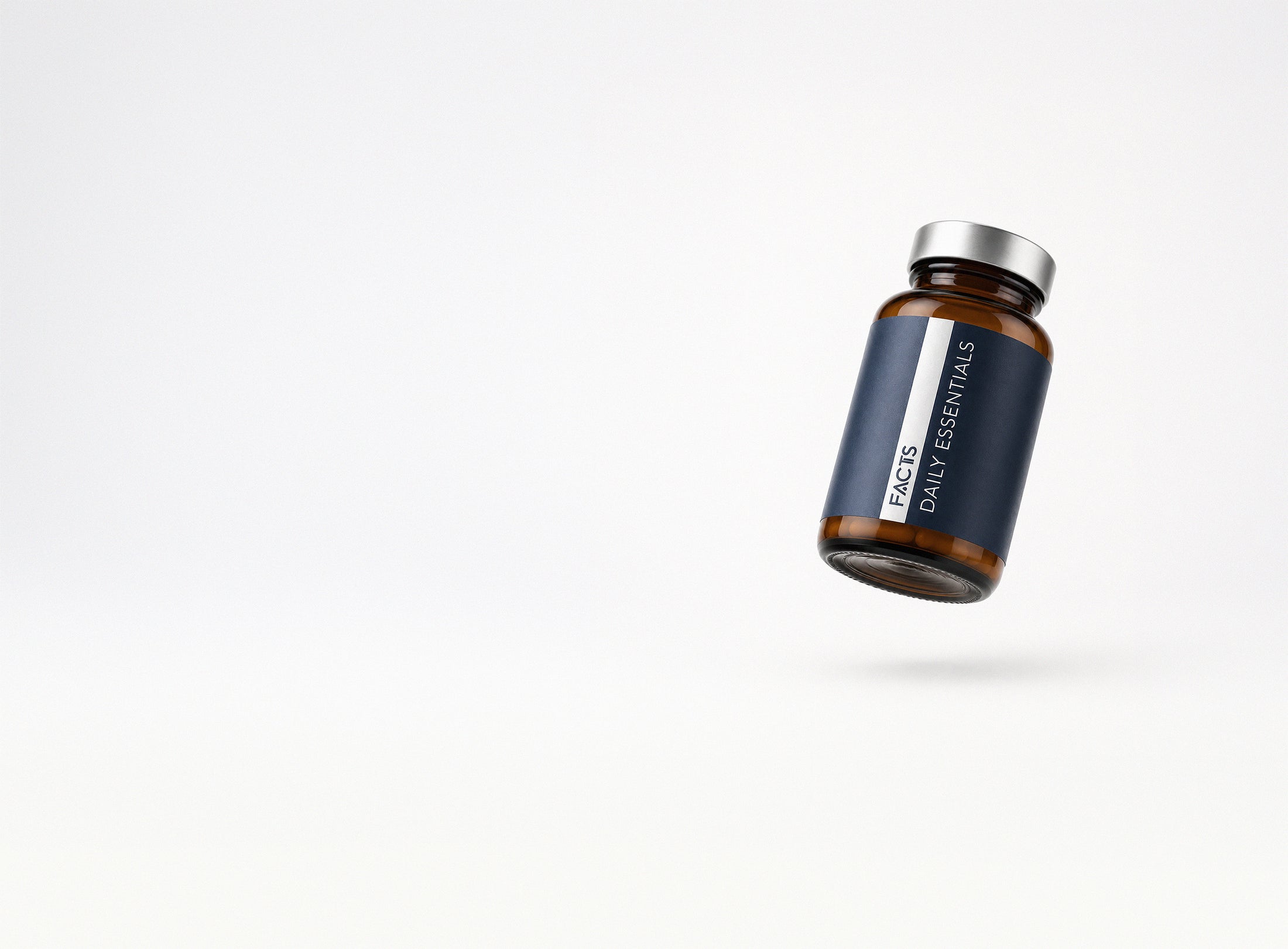 Daily Essentials: Braunglas-Flasche schwebend, Studiolicht